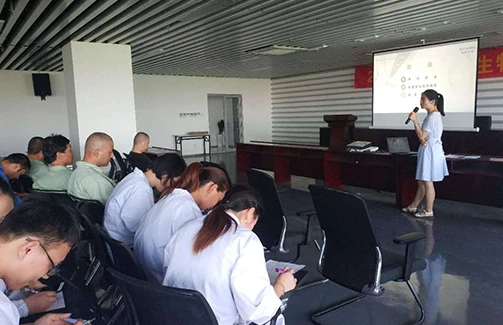 开展食品安全知识培训，落实食品安全主体责任